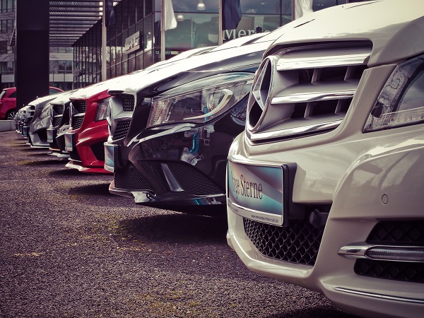 Foto de Pixabay: https://www.pexels.com/es-es/foto/mercedes-benz-estacionado-en-una-fila-164634/